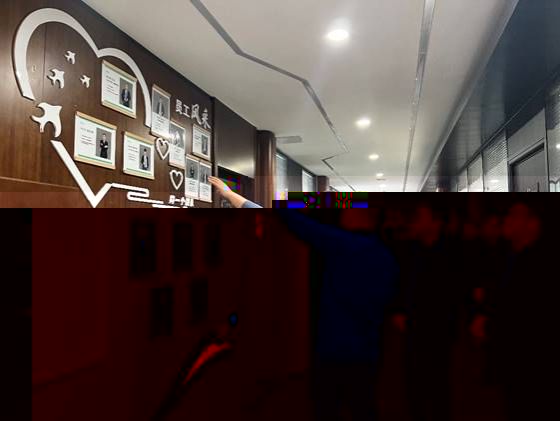 男人站在牆邊中度可信度描述已自動生成