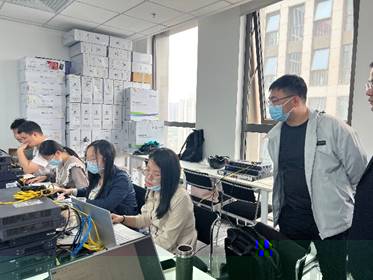 一群人站在桌子邊中度可信度描述已自動生成