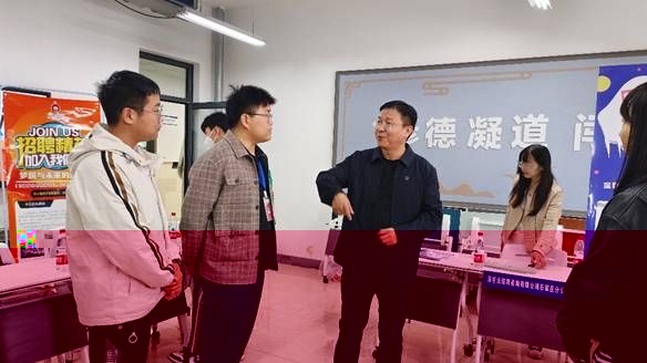 人們站在一起中度可信度描述已自動生成