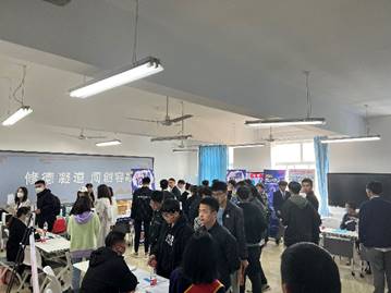 人們在看台上的人群中度可信度描述已自動生成